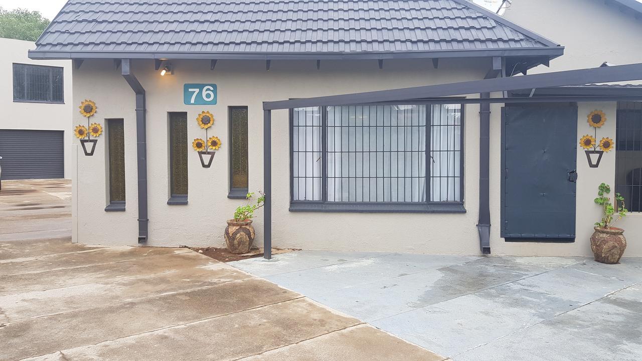 Favour Guest House Πολοκουάνε Εξωτερικό φωτογραφία